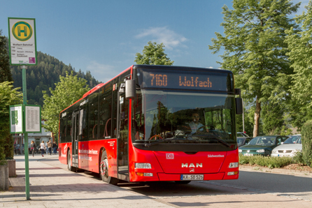 Die Deutsche Bahn baut ihre Busflotte in großem Stil klimafreundlich um. Dafür mustert sie vorhandene Dieselbusse zugunsten von Bussen mit Elektro- und Wasserstoffantrieb aus.