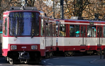 B80-Wagen an der Haltestelle „Schloß Benrath"