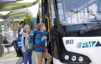 Bus mit Schulkindern