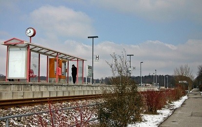 Einsamer Fahrgast an einer Bahnstation