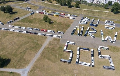 Durch Busse geformter Hilferuf "NRW BUS SOS" auf der Düsseldorfer Rheinwiese