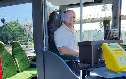 Ausgerüstet mit Trennschutzvorrichtung ist der Verkauf von Fahrkarten im Bus wieder möglich.