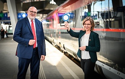 Klimaschutzministerin Leonore Gewessler und ÖBB-Vorstandsvorsitzender Andreas Matthä vor einem Railjet am Wiener Hauptbahnhof