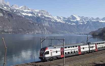 Zug in der Schweiz vor Berg und See