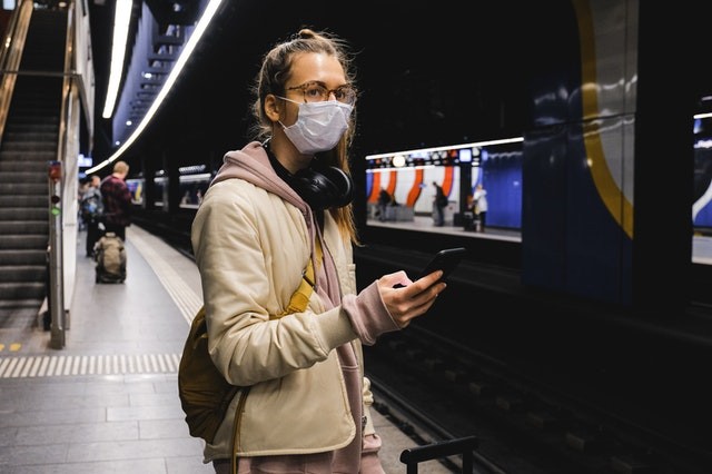 Frau in der U-Bahn Station