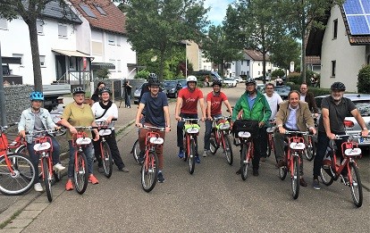 Oberbürgermeister Martin Horn (Mitte) die VAG Vorstände Oliver Benz und Stephan Bartosch (rote Shirts), Baubürgermeister Martin Haag sowie die Ortsvorsteherinnen und –vorsteher der Tuniberggemeinden und von FR-Hochdorf