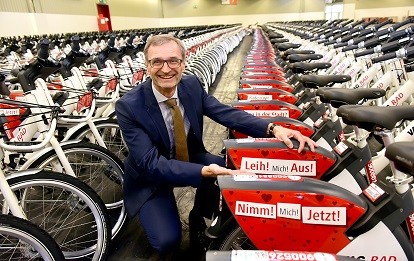 Vorstandsvorsitzenden der VAG Josef Hasler inmitten der neuen Räder.