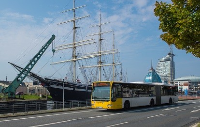 Bremerhaven Bus vor der "Seute Deern" in Bremerhaven