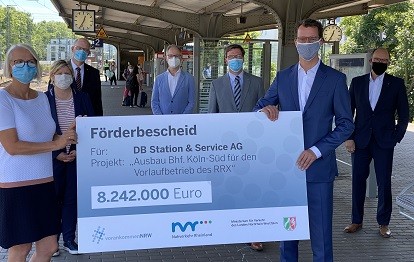 (v.l.) Dr. Gitta Raulin (DB Station&Service AG), Claudia Middendorf (Landesbeauftragte für Menschen mit Behinderung und Patienten), Werner Lübberink (Konzernbeauftragter der DB AG für NRW), Dr. Norbert Reinkober (Geschäftsführer NVR), Stephan Santelmann (Verbandsvorsteher NVR), NRW-Verkehrsminister Hendrik Wüst und Kai Rossmann (DB Station&Service AG)