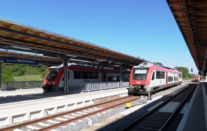 Die Bahnsteige des Bahnhofs Groß-Umstadt Wiebelsbach mit einem auf Gleis 1 Richtung Hanau ausfahrenden Itino