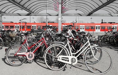 Fahrräder am Bahnhof abgestellt