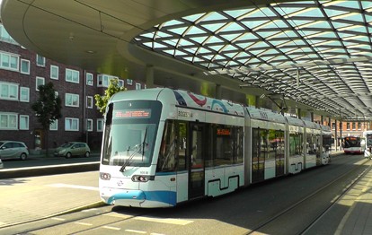 Straßenbahn und Bus am Bahnhof