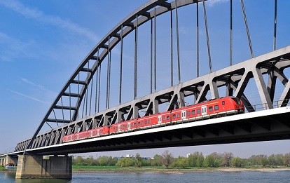 Eisenbahnbrücke mit Zug