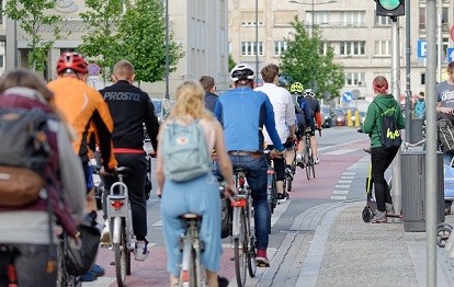 Radfahrer in Stadt.