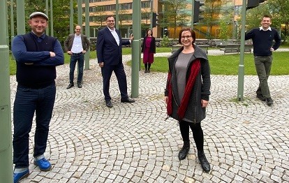 Andreas Schuster, Arne Petersen (Verkehrsinfrastruktur-Chef SWM/MVG), Ingo Wortmann, Pia Fuchs (Büro Wortmann), Maria Deingruber und Andreas Groh (v.l.n.r.) im Innenhof der SWM Zentrale in Moosach