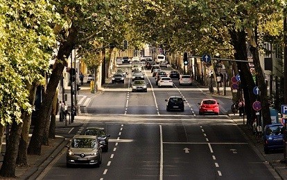 Autoverkehr auf Stadtstraße.