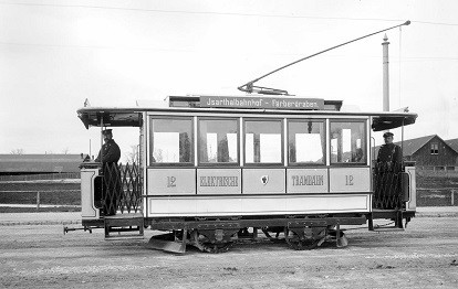 Einer der ersten elektrischen Triebwagen auf der Linie Färbergraben – Isartalbahnhof in der Schäftlarnstraße (1895).