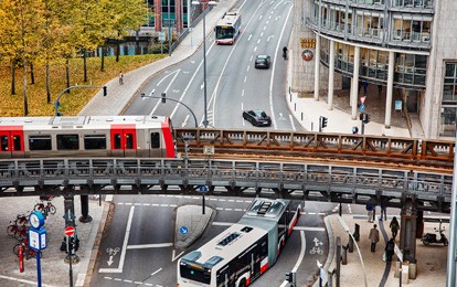 Die Mobilität der Zukunft muss auch ohne eigenes Auto möglich sein. Dem stimmen 82 Prozent der Menschen in Deutschland laut einer repräsentativen forsa-Umfrage im Auftrag des Verbraucherzentrale Bundesverbands (vzbv) zu.