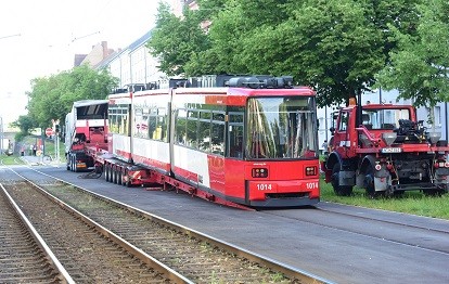 Die letzte von 14 dreiteiligen Straßenbahnen der VAG Verkehrs-Aktiengesellschaft Nürnberg ist nach einer grundlegenden Modernisierung zurück.