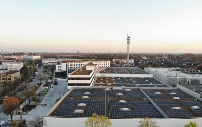 568 PV-Paneele produzieren mit einer Leistung von 428 Kilowatt grünen Direktstrom