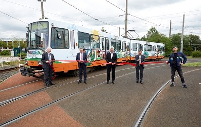 Von links nach rechts: Dr. Frank-Michael Baumann (Geschäftsführer der EnergieAgentur.NRW), Klaus Klar (Vorstandsvorsitzender und Arbeitsdirektor der Rheinbahn), Andreas Pinkwart (NRW-Wirtschafts- und Energieminister), Thomas Geisel (Oberbürgermeister der Landeshauptstadt Düsseldorf) und Denis Klatt (Dortmunder Künstler).