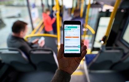 Der Rhein-Main-Verkehrsverbund hat die App RMVplus für Android und iOS veröffentlicht. Sie bietet zukunftsweisende Funktionen zum Test an.