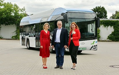 Elke van Zadel, Hauke Jagau und Denise Hain präsentieren den Wasserstoffbus, der von ÜSTRA und regiobus getestet wird. (Foto: Florian Arp)