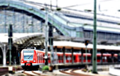 Zug im Bahnhof Köln