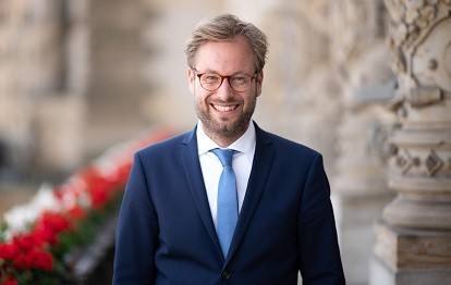Hamburg kommt mit dem Bau seiner neuen U-Bahn-Linie einen weiteren Schritt voran. Wie Verkehrssenator Anjes Tjarks (Grüne) am Dienstag im Rathaus erklärte, hat der Senat dem Bau des zweiten Abschnitts der U5 für rund 1,5 Milliarden Euro zugestimmt.