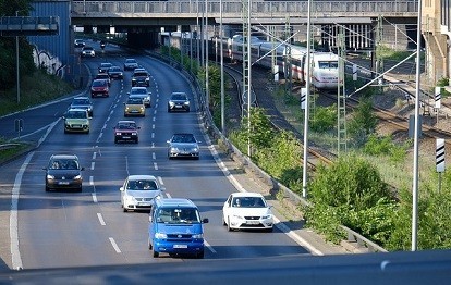 Zug neben Autobahn