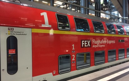 Der Flughafen-Express fährt zwei Mal in der Stunde und bildet gemeinsam mit dem RE7 und der RB14 ein etwa viertelstündliches Angebot zwischen der Berliner City und dem Flughafen.