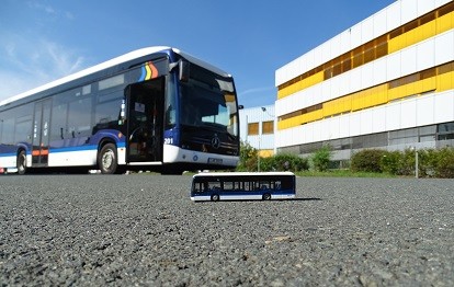 Der Mercedes-Benz eCitaro mit seinem kleinem Doppelgänger.