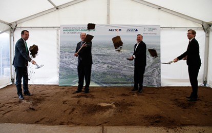 Spatenstich für die erste Wasserstoff-Tankstelle für Passagierzüge in Hessen, an der ab Dezember 2022 die weltweit größte Brennstoffzellenzug-Flotte im Personenverkehr mit Wasserstoff versorgt werden soll.