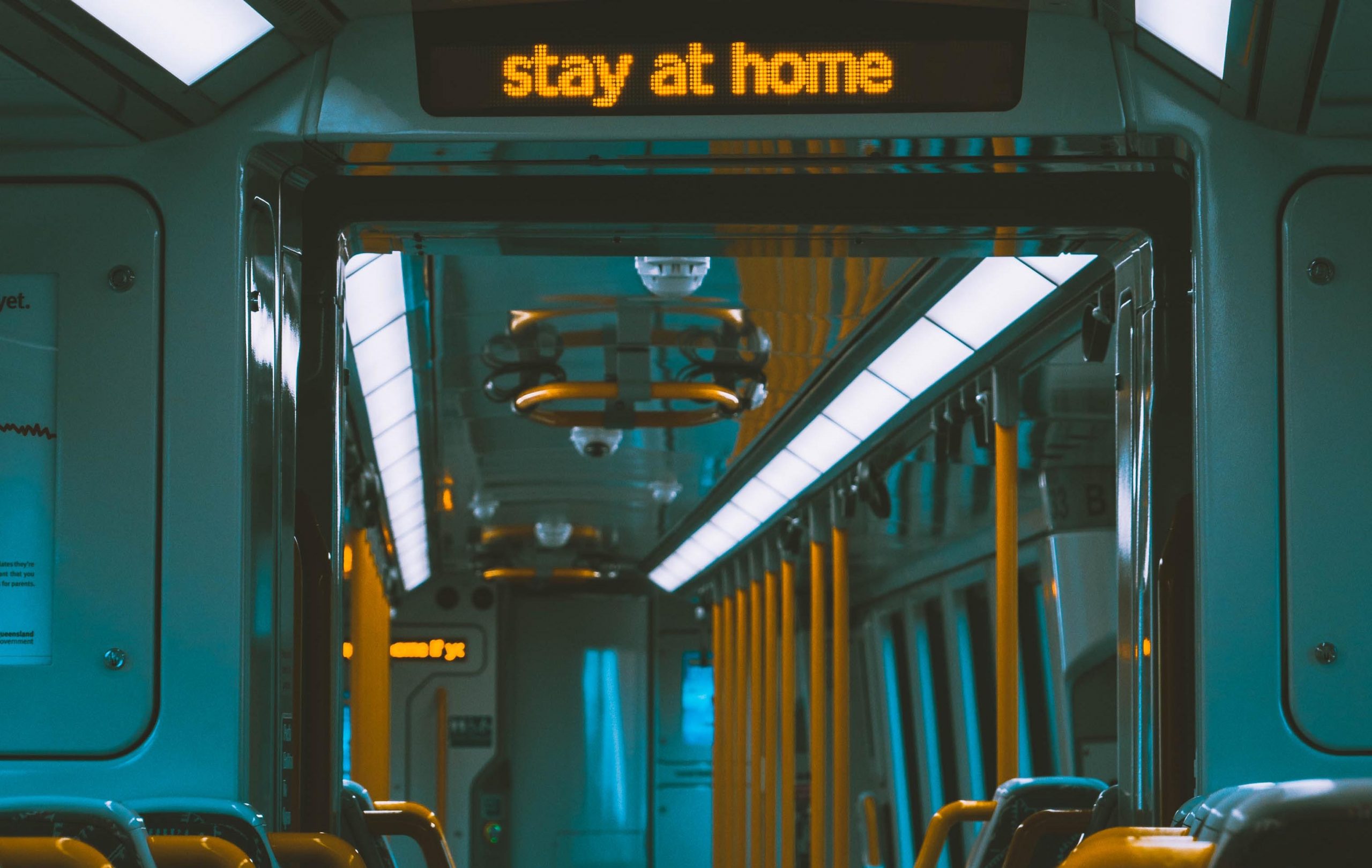 stay at home schild im bus