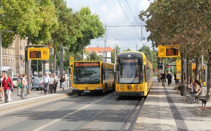 Die Maskenpflicht, das permanente Lüften durch Türöffnungen und Klimaanlagen, die relativ kurzen Aufenthaltszeiten in den Fahrzeugen und die Tatsache, dass die Fahrgäste wenig sprechen tragen dazu bei, dass im ÖPNV ein sehr geringes Risiko besteht sich zu infizieren.