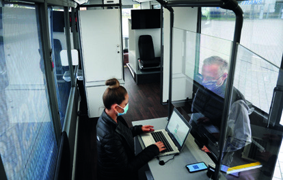 Der Überlandlinienbus S 416 LE business wird in den kommenden Monaten von der Huber Group Holding SE als mobile Teststation vor Schulen, Pflegeheimen und Firmen eingesetzt.