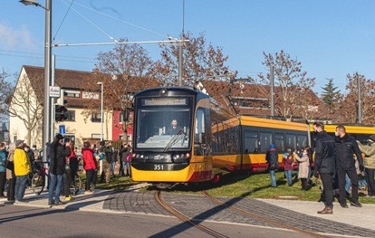 In der Stadt ist die Verlängerung der Tramlinie 2 nach Knielingen-Nord das erste große Straßenbahnprojekt in der Fläche seit dem Bau der Südostbahn vor knapp zehn Jahren. Während der rund 20-monatigen Bauzeit haben die VBK entlang der neuen Bahntrasse mit einer Gesamtlänge von 1,6 Kilometern vier neue barrierefreie Haltestellen errichtet: Sudetenstraße, Pionierstraße, Egon-Eiermann-Allee und Knielingen-Nord.