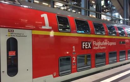 Der Flughafenexpress (FEX) von Berlin zum BER ist momentan relativ leer. Der Fahrgastverband Pro Bahn Berlin-Brandenburg hat deshalb gefordert, den FEX einzustellen, bis es wieder genug Nachfrage gibt.