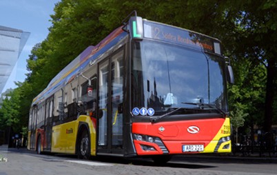 Die Urbino 12 hydrogen, die in Kürze auf die schwedischen Straßen kommen, sind leise und emissionsfreie Fahrzeuge, die mit der im 70 kW starken Brennstoffzellenmodul erzeugten Energie versorgt werden. Die bestellten Fahrzeuge werden darüber hinaus mit Solaris High Power-Batterie ausgerüstet, die als ein zusätzlicher Energiespeicher dient.