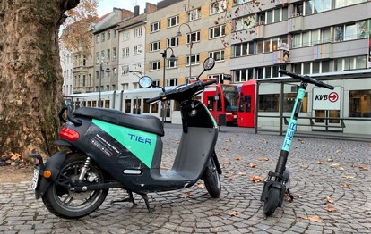 Die rund 2.000 E-Scooter und 400 Elektro-Mopeds, die TIER in Köln anbietet, finden sich ab sofort in der KVB-App. Hiermit sind die verfügbaren Fahrzeuge schnell auffindbar und können, zum Beispiel in Fortsetzung einer Bus- oder Stadtbahn-Fahrt, ausgeliehen werden.