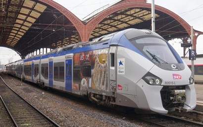 Die Fahrzeuge vom Typ Régiolis sind für die grenzüberschreitenden Züge vorgesehen und durch die Région Grand Est schon bestellt. Sie werden dem Gewinner der Ausschreibung explizit zur Durchführung der Verkehre zur Verfügung gestellt. Sie fahren schon seit einigen Jahren für die SNCF in französischen Regionalverkehr, so auch im Bereich der Region Grand Est.