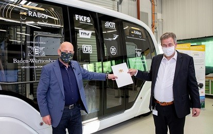 Verkehrsminister Winfried Hermann und Prof. Dr. Hans-Christian Reuss (FKFS). Bild: RABus/Uli Regenscheit