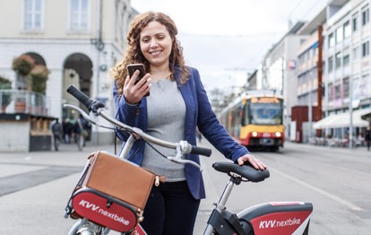 Frau mit KVV.nextbike und App