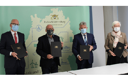 v.l.n.r.: Prof. Dr. Alexis von Komorowski (Hauptgeschäftsführer des Landreistags Baden-Württemberg); Winfried Hermann MdL (Verkehrsminister BW); Klaus Sedelmeier (Vorsitzender des Verbands Baden-Württembergischer Omnibusunternehmer WBO); Gudrun Heute-Bluhm (Geschäftsführendes Vorstandsmitglied des Städtetags Baden-Württemberg). Bild: Verkehrsministerium Baden-Württemberg