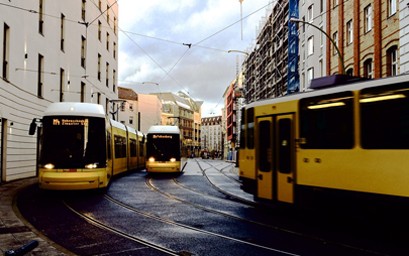 Die Die Berliner Verkehrsbetriebe (BVG) erneuern ihre Straßenbahnflotte. Nachdem die vergaberechtliche Wartefrist abgelaufen ist, hat das Unternehmen am 15. Dezember 2020 den Zuschlag für die Beschaffung von bis zu 117 neuen Zweirichtungsfahrzeugen erteilt. Der Auftrag ging an den Schienenfahrzeughersteller Bombardier.