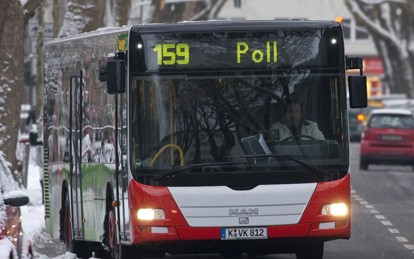 Die Vereinte Dienstleistungsgewerkschaft (ver.di) zeigt sich darüber besorgt, dass der öffentliche Personennahverkehr (ÖPNV) mit Bussen, U-Bahnen und Straßenbahnen in der aktuellen Krise akut in seiner Existenz bedroht ist. Durch die Schließung der Schulen und Fahrgastrückgänge zum Schutz der öffentlichen Gesundheit kommt es inzwischen zu Einnahmeverlusten zwischen 60-90 Prozent.