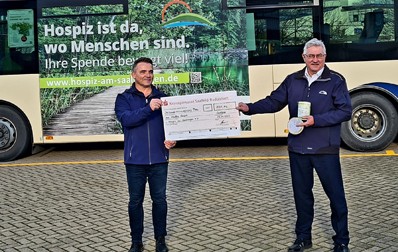 Pünktlich zu Nikolaus konnte der Verein Bus & Bahn Thüringen im Namen vieler Fahrgäste ein Geschenk an todkranke Menschen und ihre Familien überreichen. Insgesamt kamen fast eintausend Euro für zwei Thüringer Hospize zusammen.