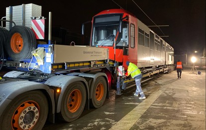 Der erste von insgesamt 20 modernen Hochflur-Stadtbahnwagen ist in der Nacht auf Freitag (11.12.2020) in Köln eingetroffen. Das Fahrzeug wurde mit einem Tieflader aus Bautzen über Eisenhüttenstadt in die Hauptwerkstatt der Kölner Verkehrs-Betriebe (KV)B in Weidenpesch gebracht.