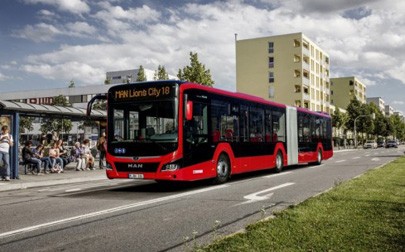 Insgesamt 100 Stadtbusse von MAN bringen Bewohner und Besucher der marokkanischen Stadt Kenitra und der umliegenden Region ab dem kommenden Jahr sicher, zuverlässig und komfortabel ans Ziel. Der Auftrag umfasst 89 Niederflur-RC3-Busfahrgestelle sowie 11 Lion's City Gelenkbusse mit Niederflureinstieg und einer Länge von 18 Metern.