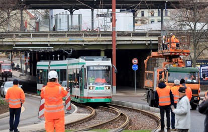 Die Magdeburger Verkehrsbetriebe GmbH & Co. KG (MVB) nimmt die Neubaustrecke Warschauer Straße – Raiffeisenstraße in Betrieb. Die neue Straßenbahntrasse schließt eine Lücke im Magdeburger Straßenbahnnetz und verbindet die bestehenden Strecken in der Leipziger Straße und in der Schönebecker Straße miteinander.